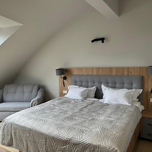 Zimmer mit Kingsize-Bett im Dachgeschoss